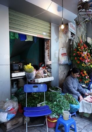 Một góc gầm cầu thang được gia chủ ngăn thành một "cửa hiệu" riêng biệt trên mặt ngõ Cầu Gỗ để tiện cho thuê.